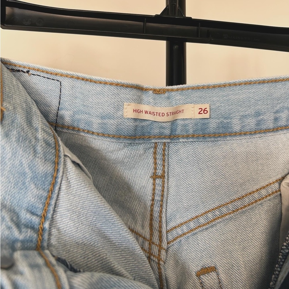 Levis straight jeans😊